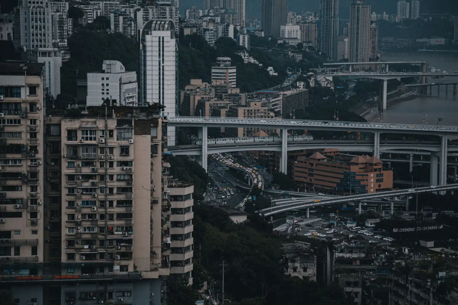 半导体器件在高频无线传输设备中的选型对比与可靠性分析