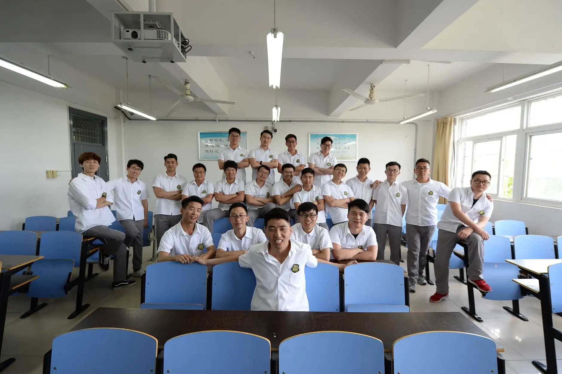 半导体器件在通信基础设施中的技术演进与选型要点分析