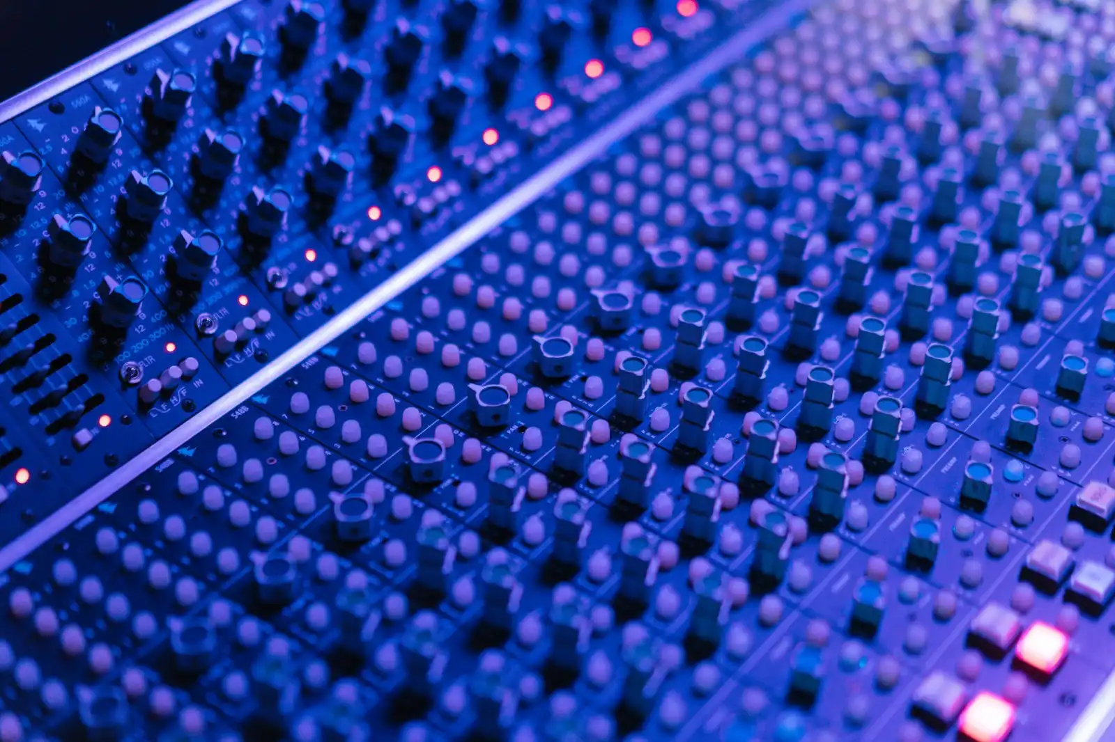 赫廉科技半导体器件在通信基站中的应用案例分析